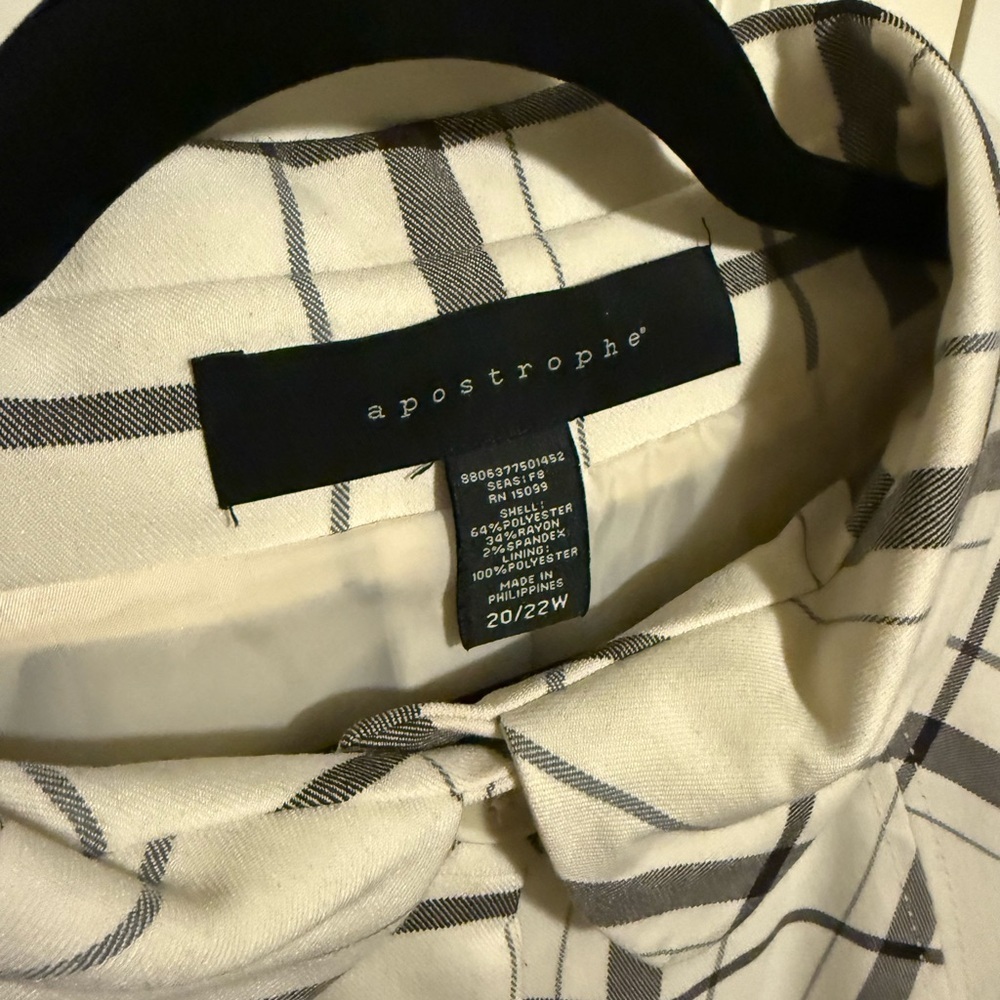 Apostrophe Cream and Black Plaid Cape with Collar and Belt - Picture 2 of 3